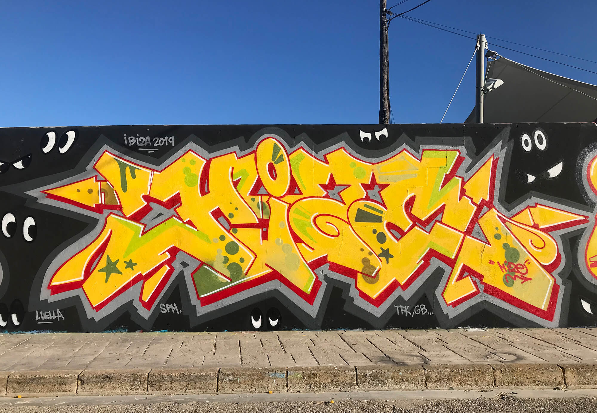 Hize graffiti piece in Sharjah with dynamic letter forms