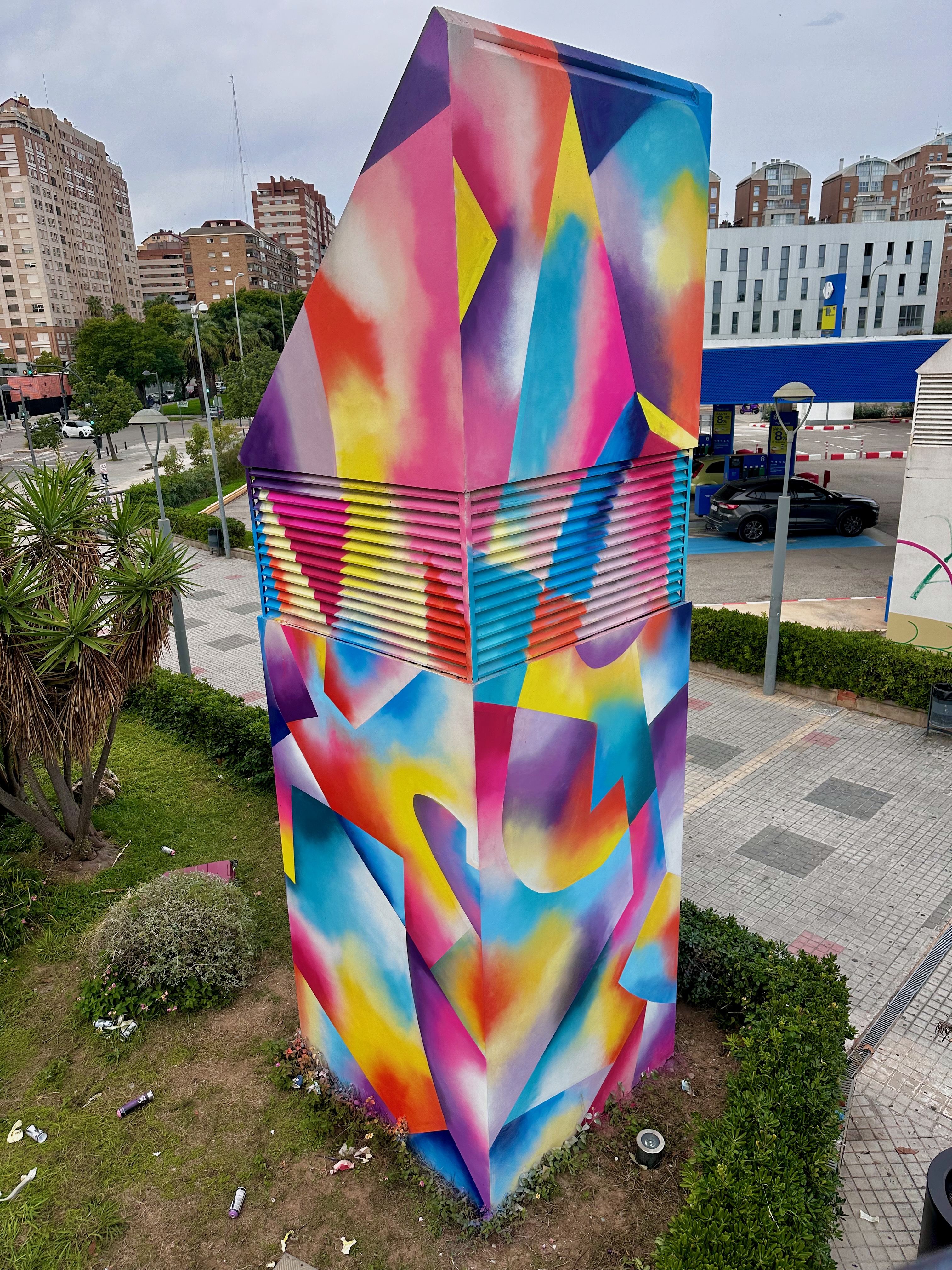 Hize mural with abstract graffiti shapes in a contemporary space