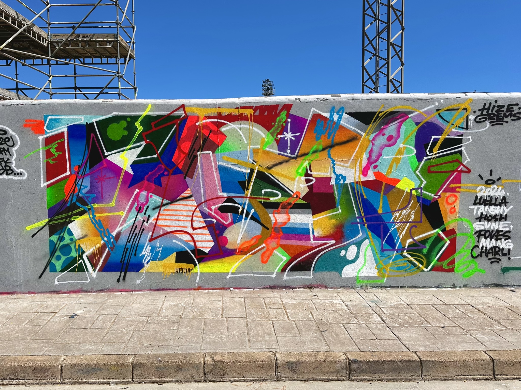 Hize abstract graffiti mural in a contemporary space